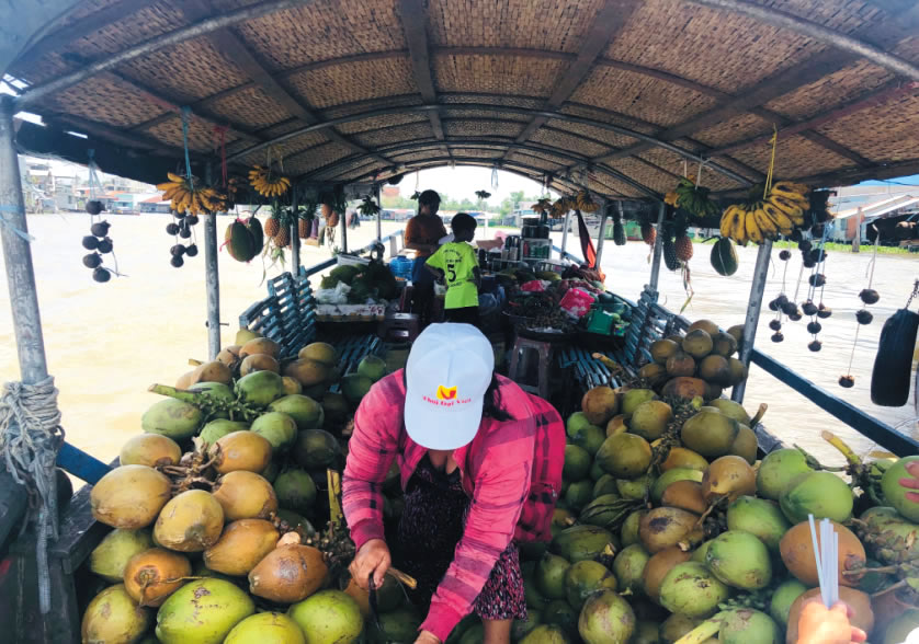 Tàu bán trái cây tại chợ nổi Cái Bè