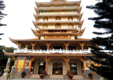 hinh-anh-chua-van-linh-nui-cam